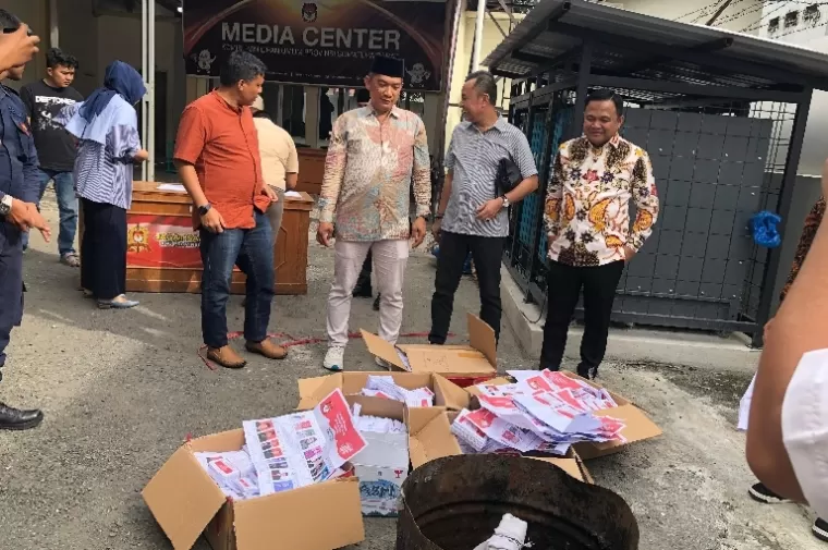 Komisioner KPU Sumbar bersama unsur pimpinan Bawaslu Sumbar bersiap lakukan pemusnahan ribuan lembar sisa surat suara PSU, di halaman kantor KPU Sumbar, Jumat siang (12/7/2024). (dok : istimewa)
