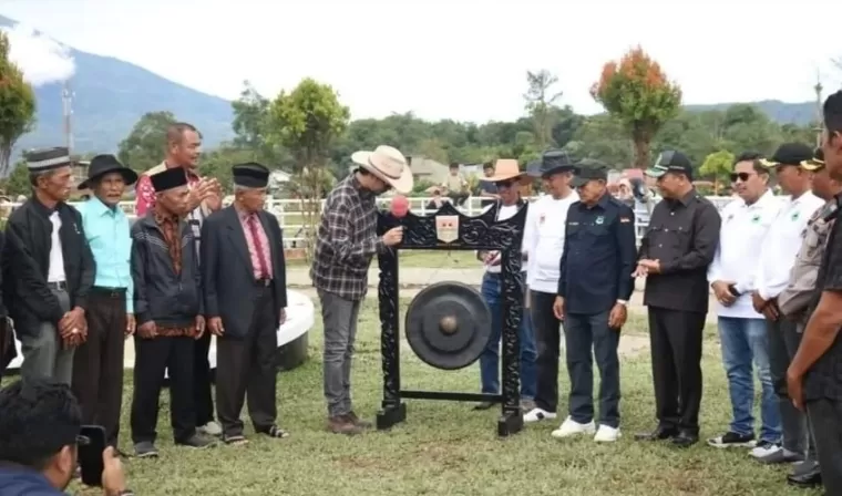 Wali Kota Bukittinggi Erman Safar resmi membuka Walikota Cup Open Race tahun 2024 di Galanggang Bukit Ambacang Bukittinggi Agam, Sabtu (6/7/2024). Humas Pemko Bukittinggi