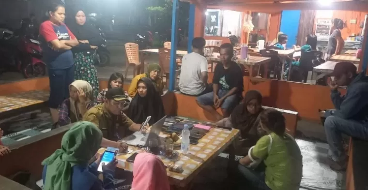 Petugas di salah satu kelurahan di Kecamatan Lubeg melakukan aktivasi IKD hingga malam hari beberapa waktu lalu. (dok : istimewa)