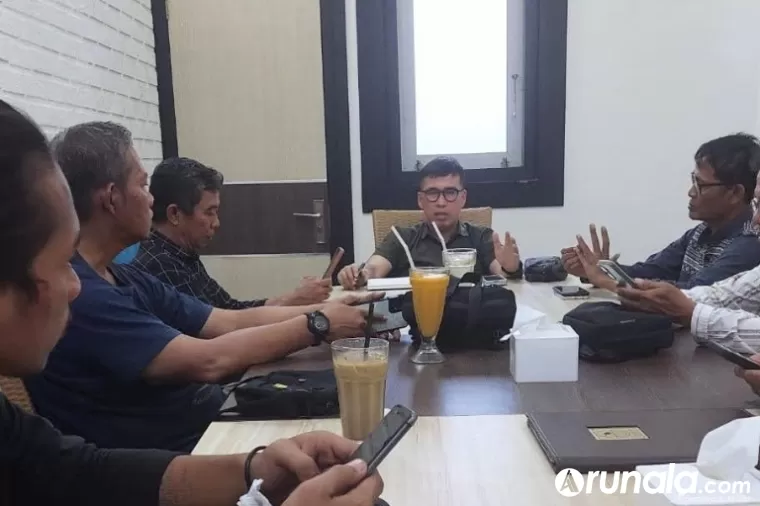 Anggota Komite I DPR RI, Alirman Sori saat bersama para jurnalis di Padang, mengupas persoalan peredaran narkoba di Sumbar, Kamis (18/7/2024). (dok : arunala.com)