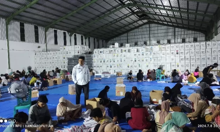 Sekretaris KPU Kota Padang, Agustian mengawasi proses sortir dan lipat surat suara DPD RI dapil Sumbar untuk PSU, Senin malam (8/7/2024). (dok : istimewa)