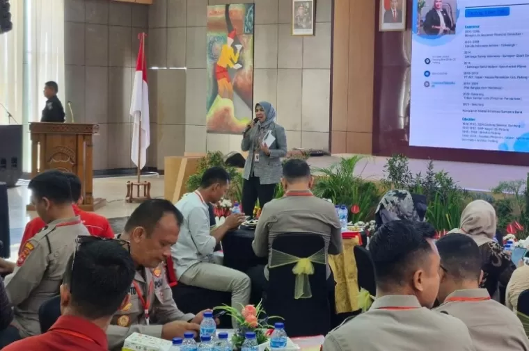 Komisioner KI Sumbar Mona Sisca berikan paparan terkait KIP kepada jajaran personel  Humas se Polda Sumbar, di Padang, Rabu (24/7/2024). (dok : istimewa)