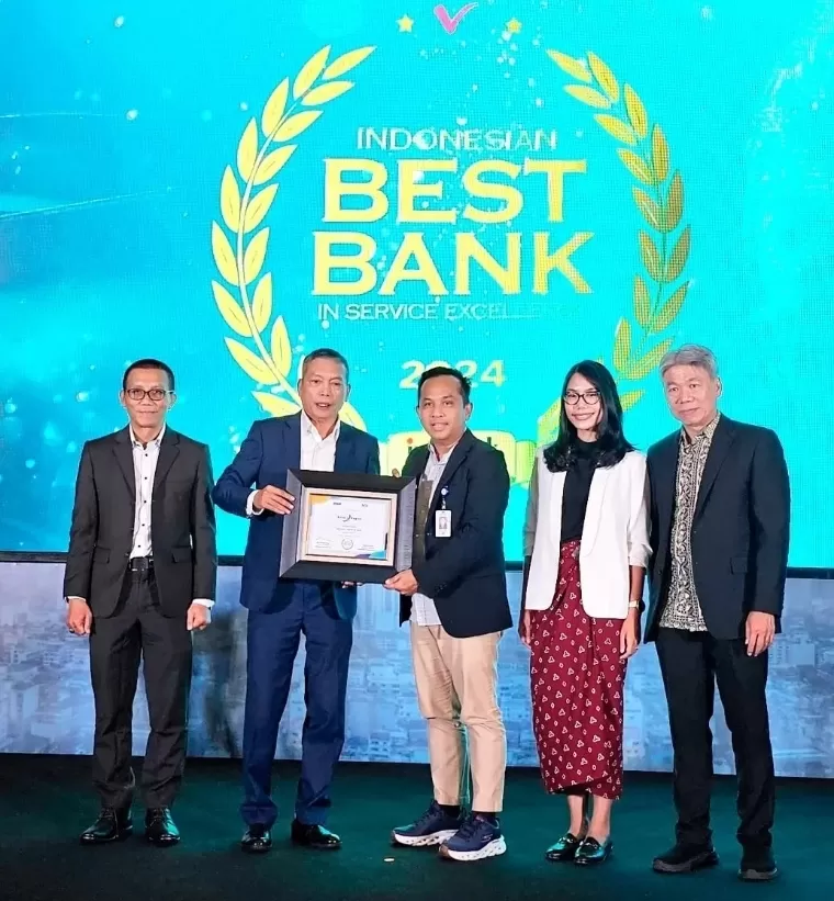 Penyerahan penghargaan (dari kiri ke kanan), Karnoto Mohamad (Wapemred Infobank), Eko B Supriyanto (Chairman Infobank Group), Gusti Candra (Direktur Utama Bank Nagari), Ribka Amanda (Senior Research Manager), Harry Puspito (Presiden Direktur MRI). IST