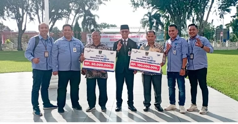 Direktur Keuangan Bank Nagari Roni Edrian (tengah) bersama Pemimpin Divisi Kredit & Mikro Banking PT Bank Nagari Hafid Dauli (dua dari kiri) usai Peringatan Hari Koperasi Nasional tahun 2024 dan launching Program SIMAMAK. IST
