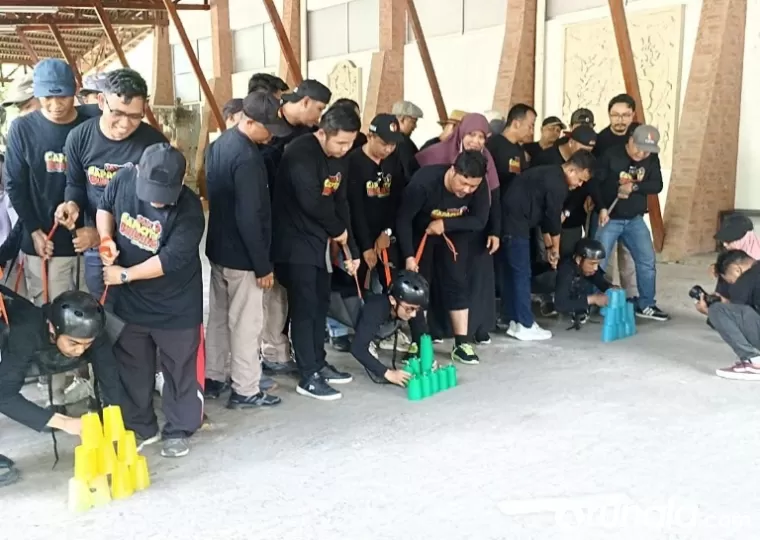 Anggota Bawaslu se Sumbar jalin kekompakan dan kebersamaan saat kegiatan capacity building di Hotel Imelda, Ulu Gadut Padang, Senin (22/7/2024). (dok : arunala.com)