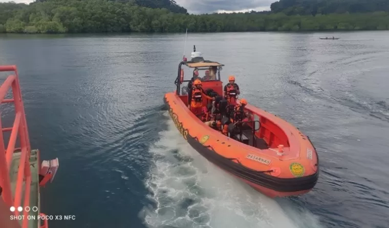 Tim Rescue Kantor Pencarian dan Pertolongan Mentawai guna perahu cepat dan kapal lakukan pencarian kapal pembawa logistik PSU yang hilang di perairan Selatan Kabupaten Kepulauan Mentawai, Sabtu (13/7/2024). (dok : istimewa)