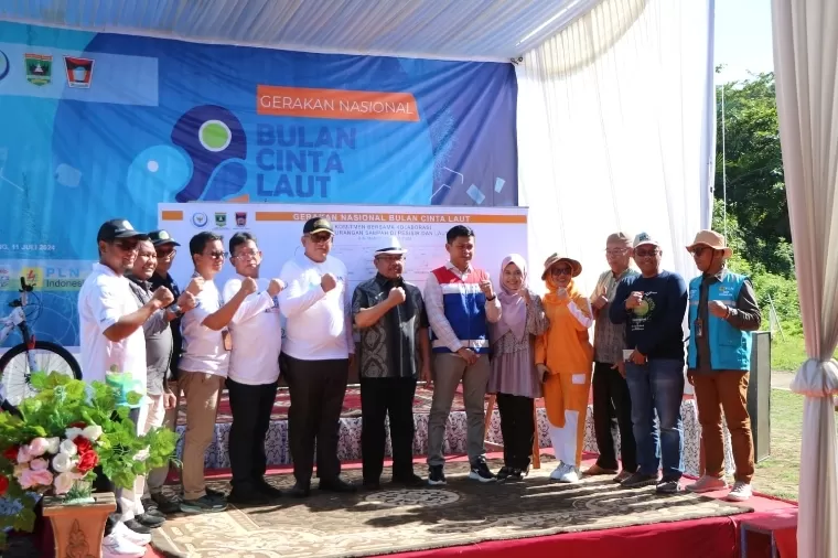 Sekprov Sumbar Hansastri, Pj Wako Padang Andree Algamar, Direktur Pendayagunaan Pesisir dan Pulau-Pulau Kecil KKP RI M Yusuf, perwakilan dunia usaha dan perguruan tinggi saat Gernas BCL di Pantai Air Manis, Kamis (11/7/2024). IST