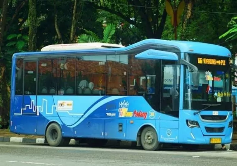 Bus Trans Padang. IST