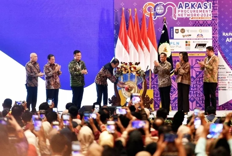 Presiden RI Joko Widodo meresmikan Pembukaan Rapat Kerja Nasional (Rakernas) Asosiasi Pemerintah Kabupaten Seluruh Indonesia (Apkasi), di Jakarta Convention Center (JCC), Jakarta, Rabu (10/7/2024). Humas Setkab