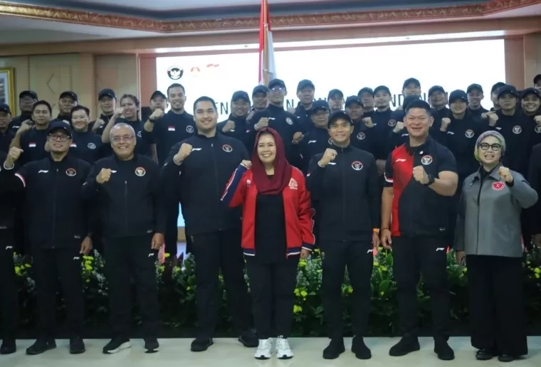 Menpora Dito Ariotedjo foto bersama usai mengukuhkan Kontingen Indonesia untuk Olimpiade 2024 Paris. Humas Kemenpora