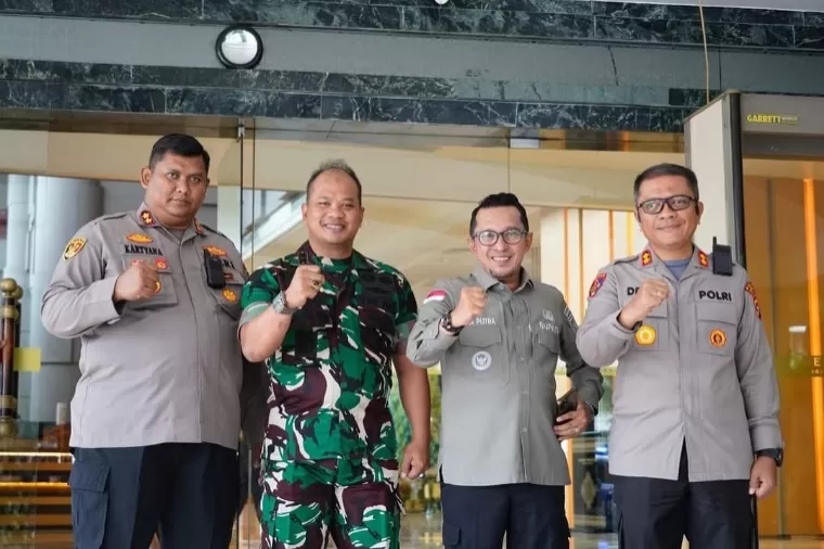 Bupati Tanahdatar Eka Putra (dua kanan) bersama Kapolres Padangpanjang AKBP Kartyana Widyarso WP, Dandim 0307 Tanadatar Letkol Inf Agus Priyopujo Sumedi, dan Kapolres Tanahdatar AKBP Derry Indra. Prokopim Tanahdatar