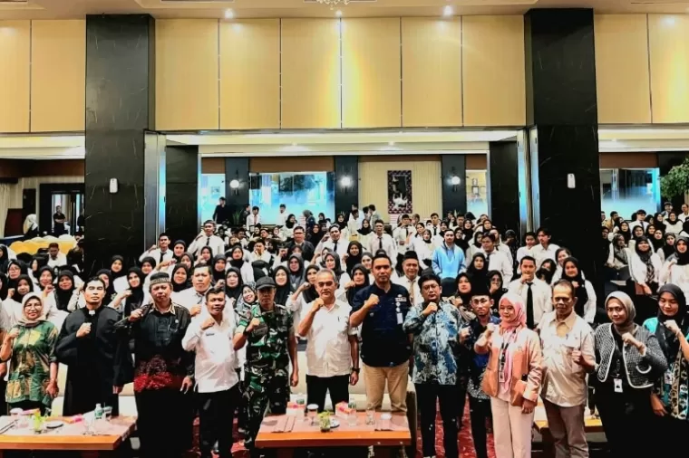 Camat Lubeg, Andi Amir bersama jajaran PTPS se Kecamatan Lubeg yang dilantik di Padang, Rabu (10/7/2024). (dok : istimewa)