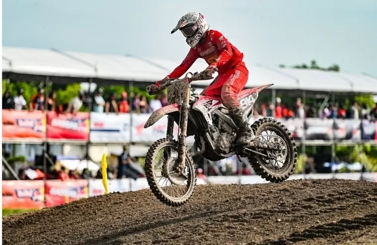 Aksi crosser binaan PT Astra Honda Motor (AHM) pada kejuaraan dunia FIM Motocross World Championship (MXGP) di Sirkuit Selaparang, Lombok, Nusa Tenggara Barat, Minggu (30/6/2024). IST