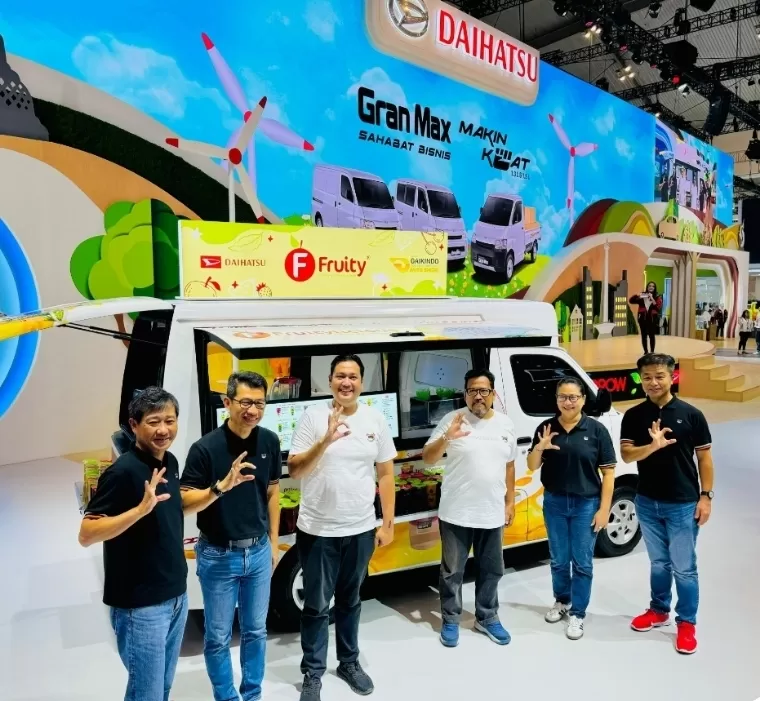 Daihatsu apresiasi pelanggan pengguna mobil Daihatsu Gran Max di booth Daihatsu di GIIAS. IST