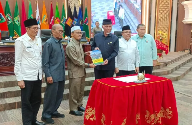 Gubernur Mahyeldi terima dokumen persetujuan DPRD tentang Perda RPJPD Sumbar 2025- 2045 dari Wakil Ketua DPRD Sumbar, ujar Irsyad Syafar, Jumat (5/7/2024). (dok : humas dprd sumbar)