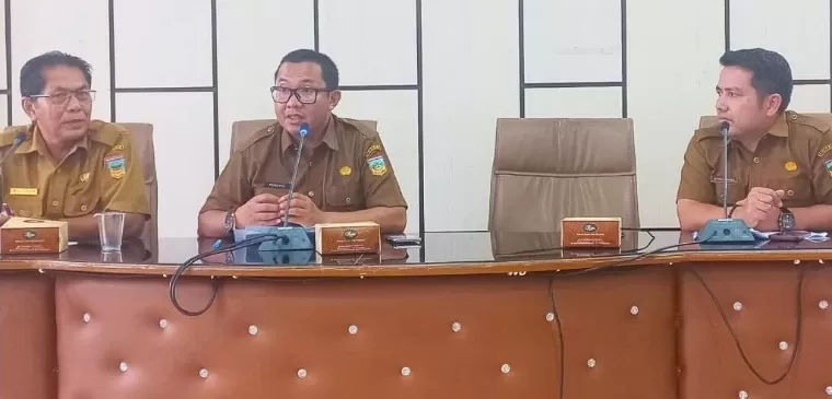 Kepala Dinas Kesehatan Solok Selatan dr H Pendewal saat memimpin Rapat Persiapan PIN Polio, Senin (15/7/2024). Humas Pemkab Solsel
