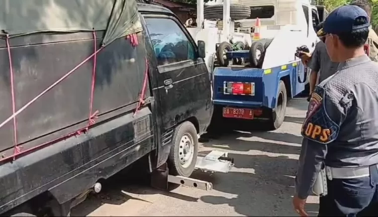 Dinas Perhubungan Kota Padang menderek satu unit mobil yang parkir sembarangan, Senin (8/7/2024).