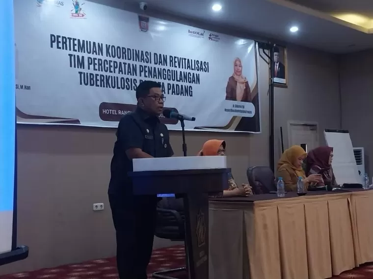 Pj Sekko Padang Yosefriawan saat memberikan sambutan pada Pertemuan Koordinasi dan Revitalisasi Tim Percepatan Penanggulangan Tuberkulosis, Selasa (9/7/2024). Diskominfo Kota Padang
