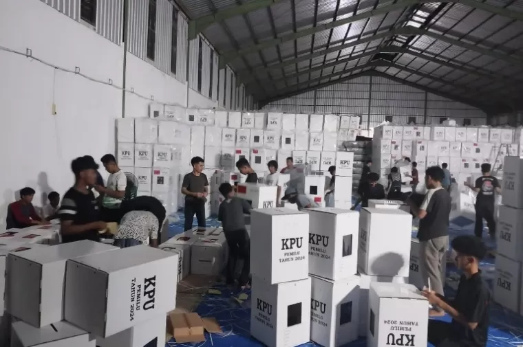 Sejumlah pekerja sedang merakit ribuan kotak suara untuk PSU di gudang KPU Kota Padang, Selasa malam (9/7/2024). (dok : kpu kota padang)