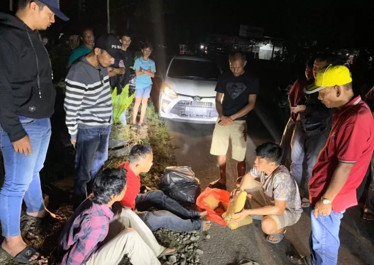 Para tersangka yang ditangkap Ditresnarkoba Polda Sumbar bersama barang bukti yang diduga narkotika jenis ganja, Rabu malam (3/7/2024). (dok : istimewa)