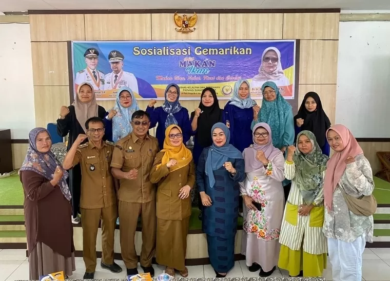 Kepala Dinas Kelautan dan Perikanan Sumbar Dr Ir Reti Wafda MTp  bersama Ketua Forikan Tanahdatar Ny Lise Eka Putra foto bersama saat Sosialisasi Gemarikan di ruangan pertemuan Kantor Wali Nagari Baringin Kecamatan Lima Kaum, Selasa (11/6/2024). IST