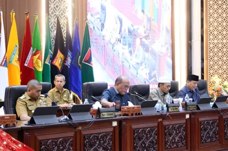 Ketua DPRD Sumbar Supardi bersama Wakil Gubernur Audy Joinaldy saat rapat paripurna penyampaian rancangan perubahan Kebijakan Umum Anggaran dan Plafon Prioritas Anggaran Sementara (RKUPA PPAS) tahun 2024 di DPRD Sumbar, Senin (15/7/2024). (dok : istimewa)