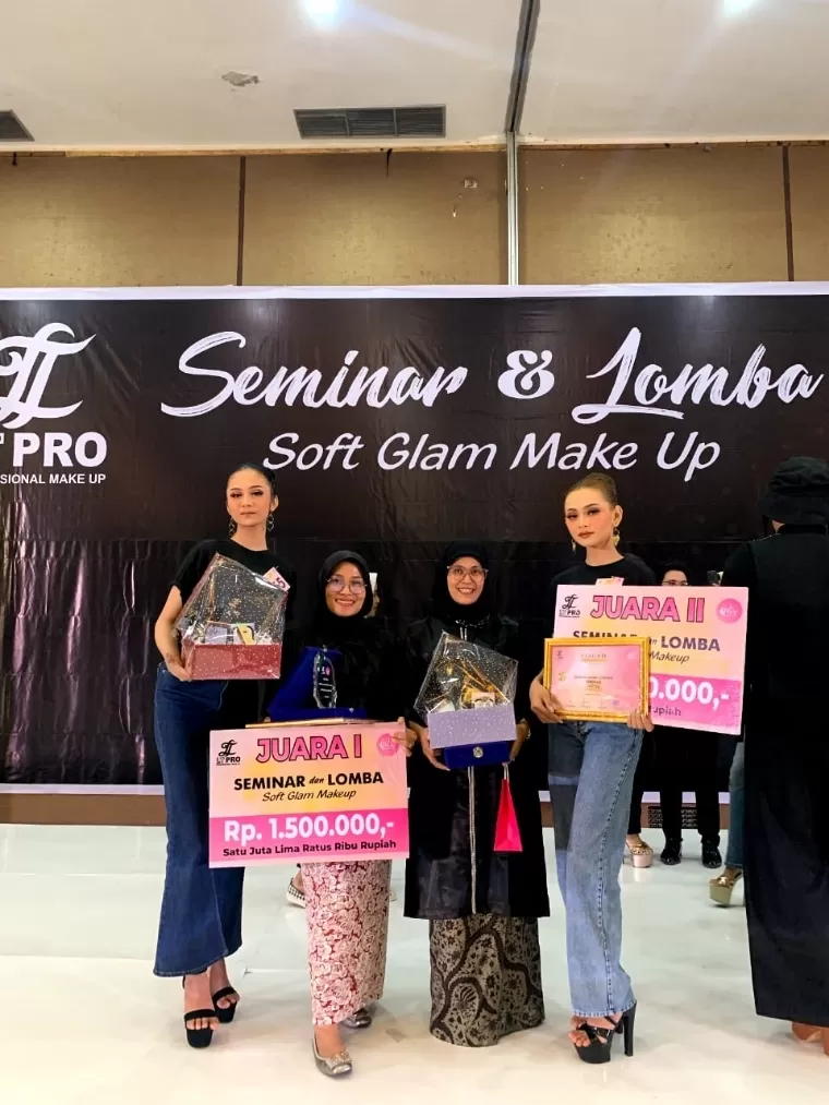 Dua member PMC meraih juara pada Seminar dan Lomba Soft Glam Makeup di Hotel Truntum Padang, Rabu (31/7/2024). IST