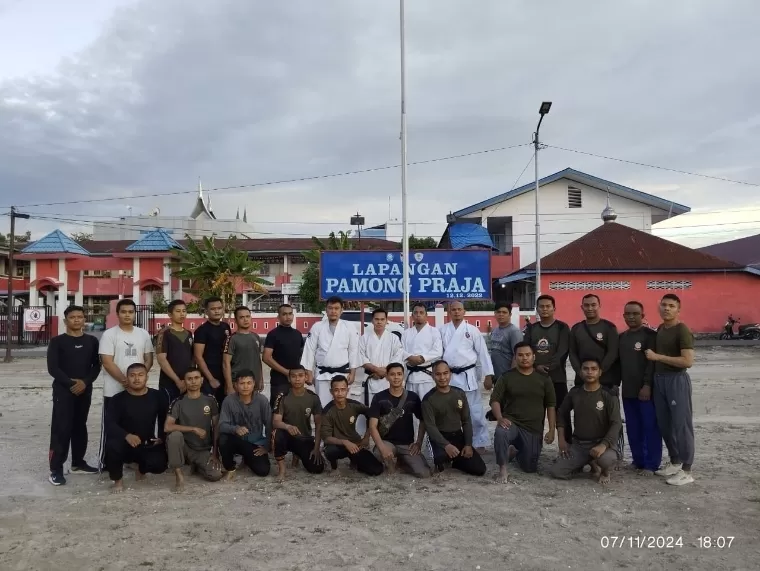 Dewan Sabuk Hitam Aikido Sumatera Barat Joni Mardianto foto bersama. IST