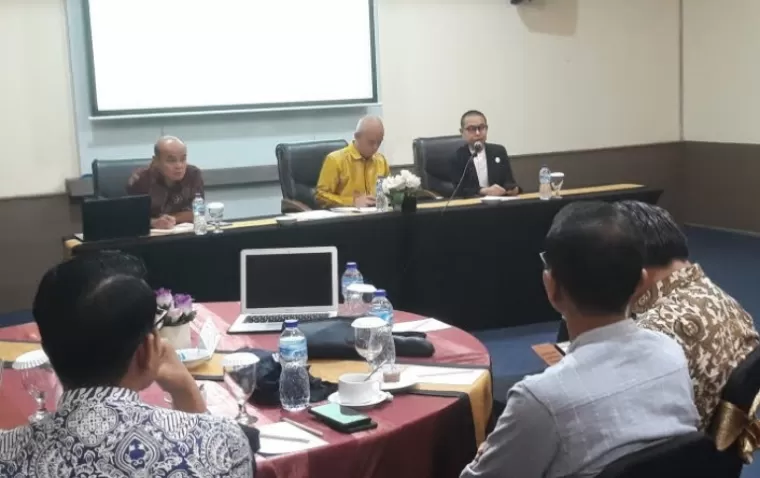 Ketua KI Sumbar, Musfi Yendra (depan baju hitam) berikan paparan dalam FGD terkait finalisasi IKIP Sumbar 2024 di Padang, Rabu (24/7/2024). (dok : istimewa)