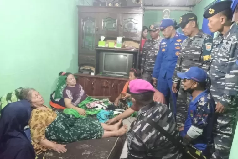 Tim gabungan saat berikan memberikan layanan kesehatan kepada warga yang luka-luka pasca gempa di Kabupaten Batang, Minggu (7/7/2024). (dok : bnpb)