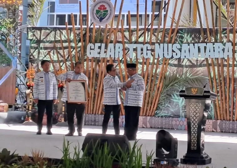 Mendes PDTT Abdul Halim saat sematkan lencana Abdi Inovasi Desa kepada Kepala Dinas PMD Sumbar, Amasrul mewakili Gubernur Mahyeldi Ansharullah, di Lapangan Islamic Center Mataram, NTB, Senin (15/7/2024). (dok : istimewa)