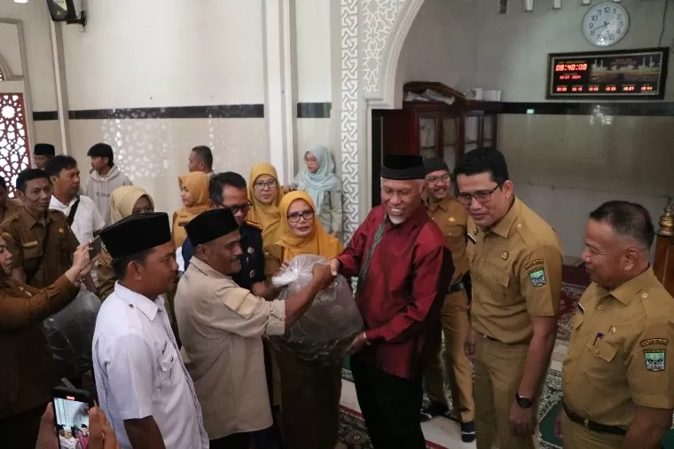 Gubernur Sumbar Mahyeldi Ansharullah menyerahkan bantuan restocking ikan di Masjid Raya Batas Renville Nagari Sintuak, Padangpariaman, Selasa (2/7/2024). IST