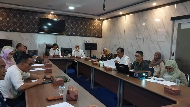 Asisten II Perekonomiaan dan Pembangunan Setko Padang, Didi Aryadi saat memimpin rapat pangan di Aula Dinas Perikanan dan Pangan, Jumat (26/7/2024). Diskominfo Kota Padang
