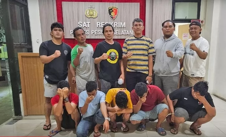 Lima pelaku judi saat diamankan di Mapolres Pesisir Selatan. Humas Polres Pessel