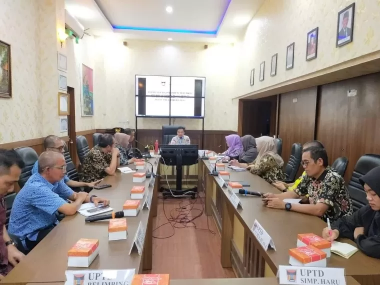 Asisten II Setko Padang, Didi Aryadi saat memimpin Rapat Persiapan HUT ke-355 Kota Padang di Kantor Dinas Perdagangan Kota Padang, Kamis (11/7/2024). Diskominfo Kota Padang