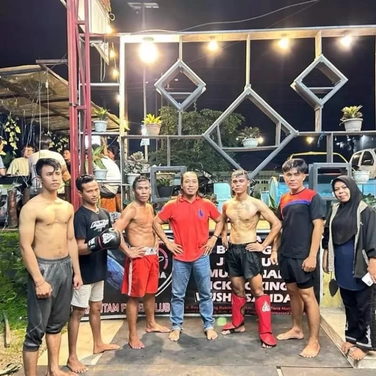 Aipda Hendri Haryono, Personel Satreskrim Polres Padangpariaman, foto bersama para atlet yang dibinanya di Camp Fighter Gagak Hitam. IST