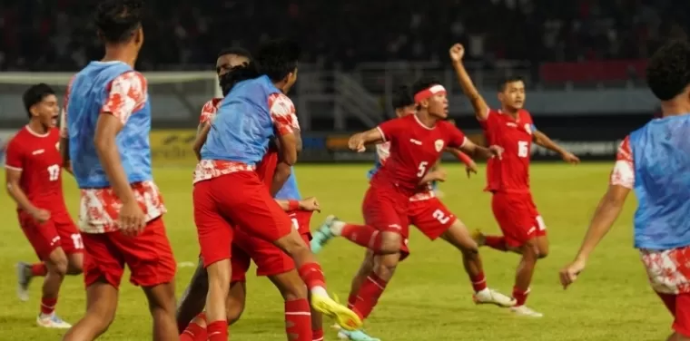 Luapan emosi kegembiraan dirasakan oleh para penggawa Garuda Nusantara usai memastikan diri lolos ke babak final di di Stadion Gelora Bung Tomo, Surabaya, Sabtu (27/7/2024). PSSI
