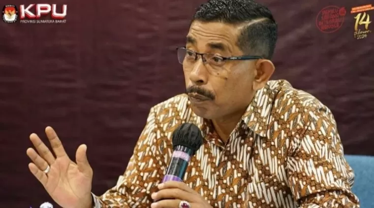 Ketua KPU Sumbar, Surya Efitrimen. (dok : istimewa)