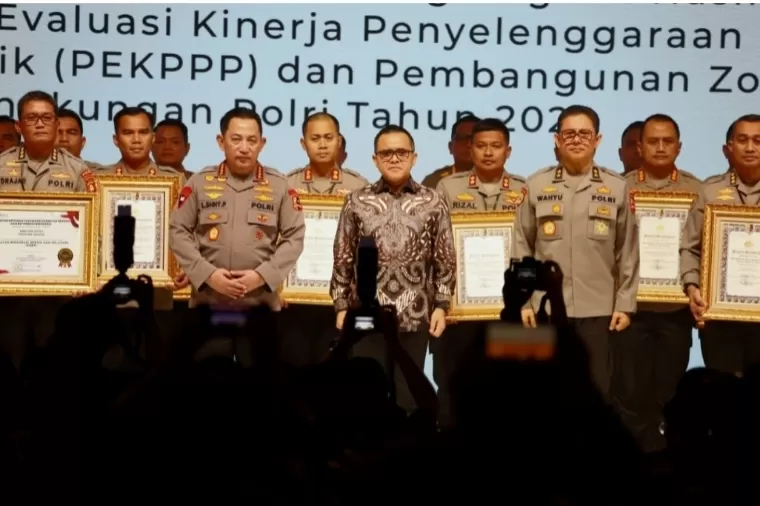 Kapolri Jenderal Listyo Sigit Prabowo dan MenPAN-RB Abdullah Azwar Anas bersama peraih penghargaan pelayanan publik terbaik, Selasa (9/7/2024). Humas KemenPAN-RB