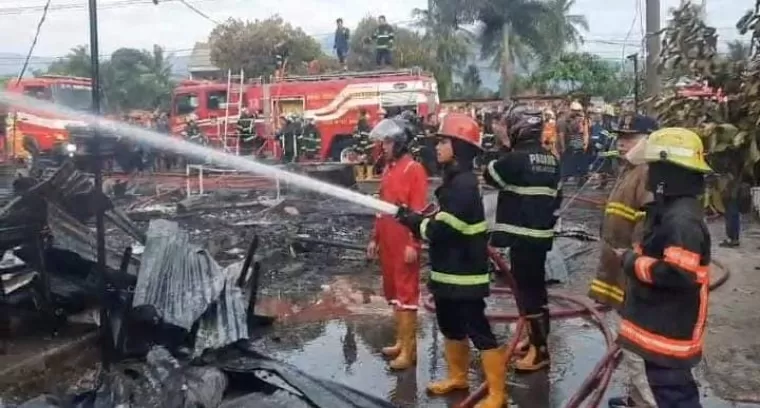 Petugas Damkar Kota Padang berjibaku memadamkan api yang menghanguskan sebuah warung makan, Minggu (21/7/2024). IST