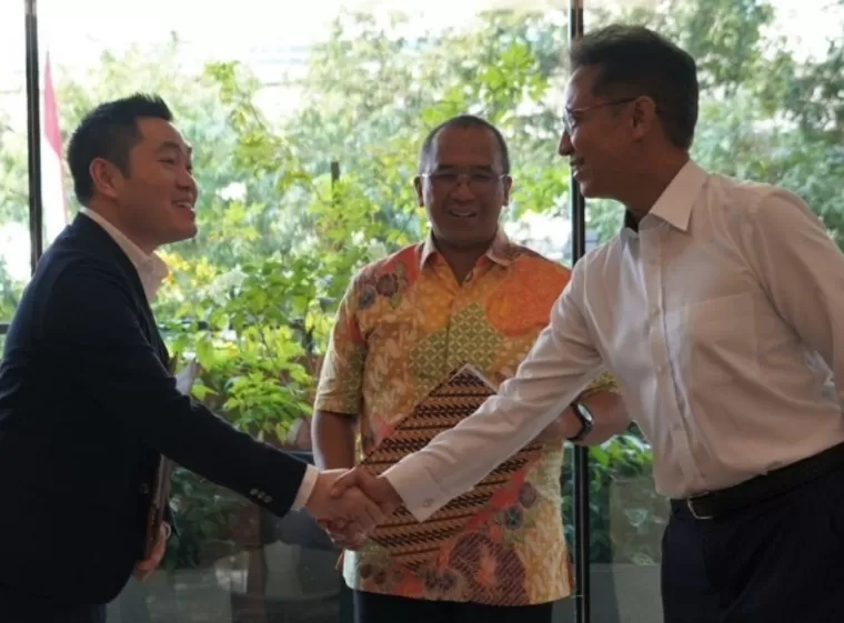 Menteri Kesehatan Republik Indonesia Budi Gunadi Sadikin didampingi Direktur Jenderal Pelayanan Kesehatan dr Azhar Jaya SH SKM MARS bersama Co-founder Harrison AI Dimitry Tran. Humas Kemenkes RI