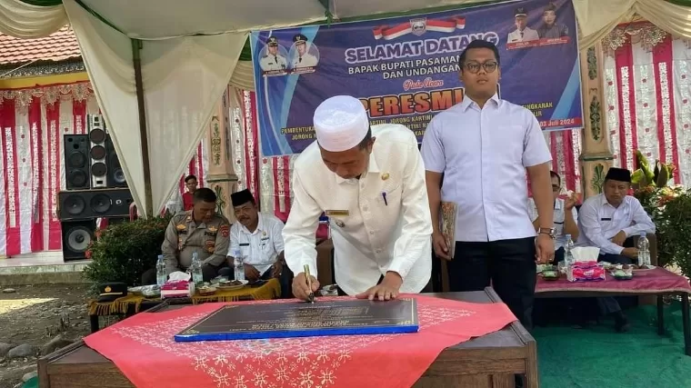 Wakil Bupati Pasamab Barat Risnawanto menandatangani prasasti pertanda diresmikannya pemekaran lima jorong di Nagari Muaro Kiawai Hilir, Rabu (3/7/2024). Dinas Kominfo Pasaman Barat