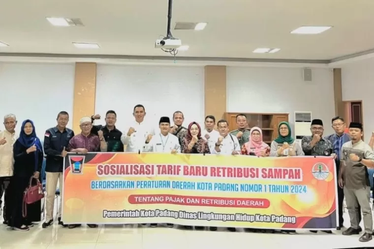 Lurah dan LPM se Kecamatan Lubeg serta Camat Andi Amir seusai sosialisasi Perda tentang retribusi sampah yang baru di Kota Padang, Jumat (12/7/2024). (dok : istimewa)