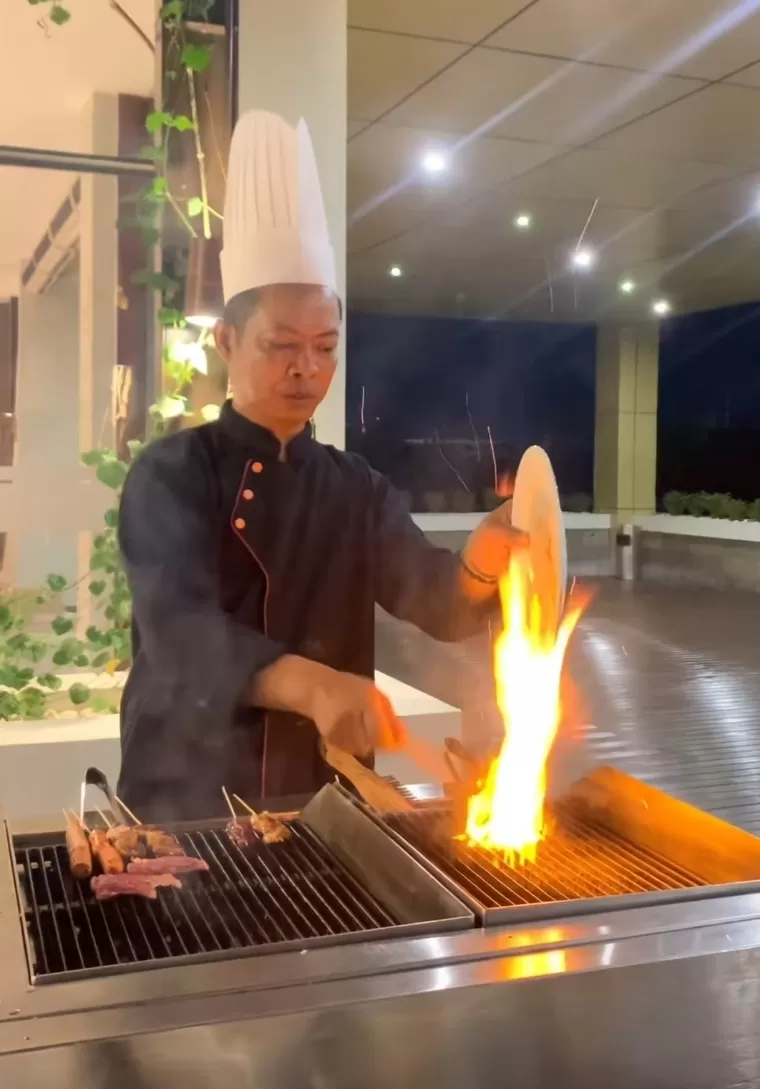 Chef live cooking saat Bar Bar Kuy di Poolside Hotel Mercure Padang, Jumat (12/7/2024) malam. IST