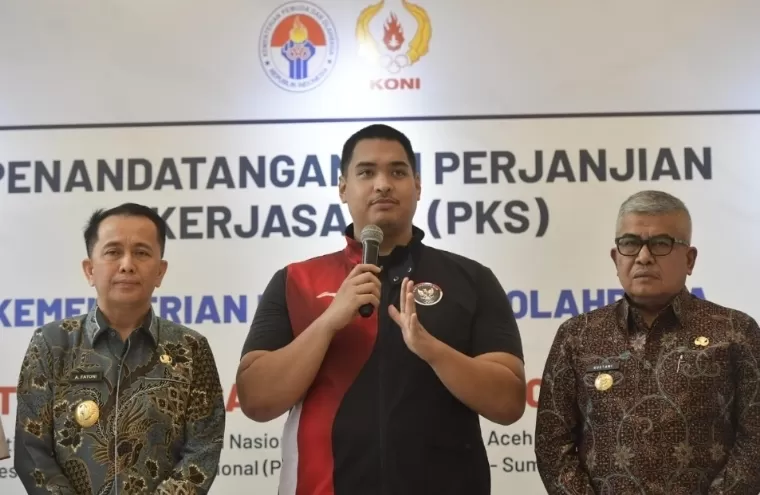 Menpora RI Dito Ariotedjo memberikan keterangan usai penandatangan PKS PON XXI di Aceh-Sumut, Kamis (11/7/2024). IST