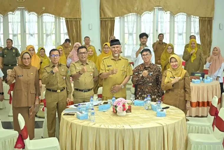 Gubernur Mahyedi bersama para kepala OPD disela-sela sosialisasi Geoportal Mandiri Sumbar, di Padang, Senin (29/7/2024). (dok : istimewa)