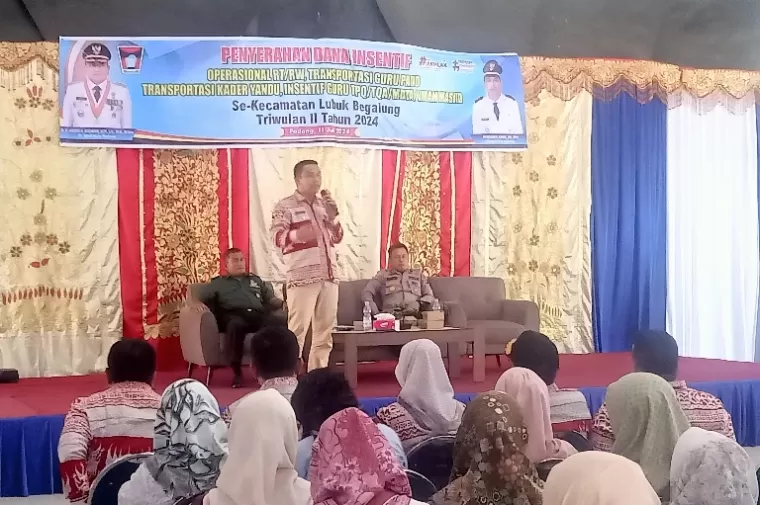 Camat Lubeg, Andi Amir berikan arahan pada ratusan ketua RT dan RW se Kecamatan Lubeg menyangkut antisipasi tawuran remaja di wilayah kecamatan itu, Kamis (11/7/2024). (dok : arunala.com)