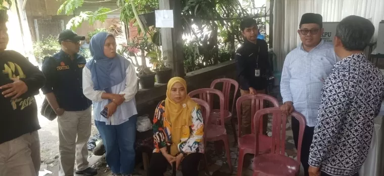 Anggota KPU RI, Betty Epsilon Idroos meninjau lokasi beberapa TPS PSU calon anggota DPD RI Dapil Sumbar pada Sabtu (13/7/2024).IST