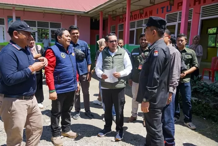 Bupati Tanahdatar Eka Putra meninjau langsung ke beberapa TPS, Sabtu (13/7/2024). Prokopim Tanah Datar