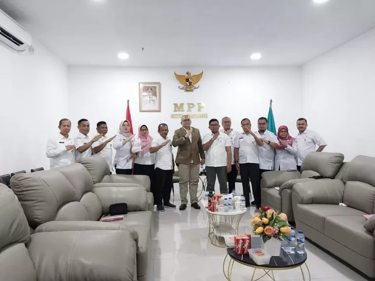 Pj Wako Padang Andree Algamar dan Pj Sekko Padang Yosefriawan bersama tim Satgas Percepatan Penyelesaian Perizinan Berusaha di Ruang Klinik Investasi, MPP, Plaza Andalas, Rabu (10/7/2024). Diskominfo Kota Padang